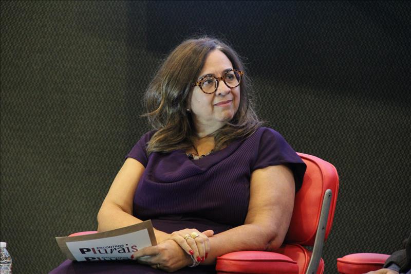 A apresentadora da nova temporada do Encontros Plurais é a jornalista Angélica Fernandes