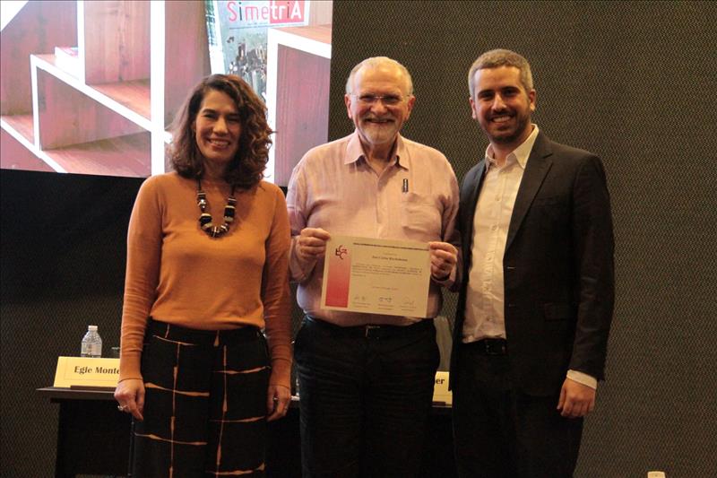 Ao final do evento, o palestrante recebeu o certificado de participação