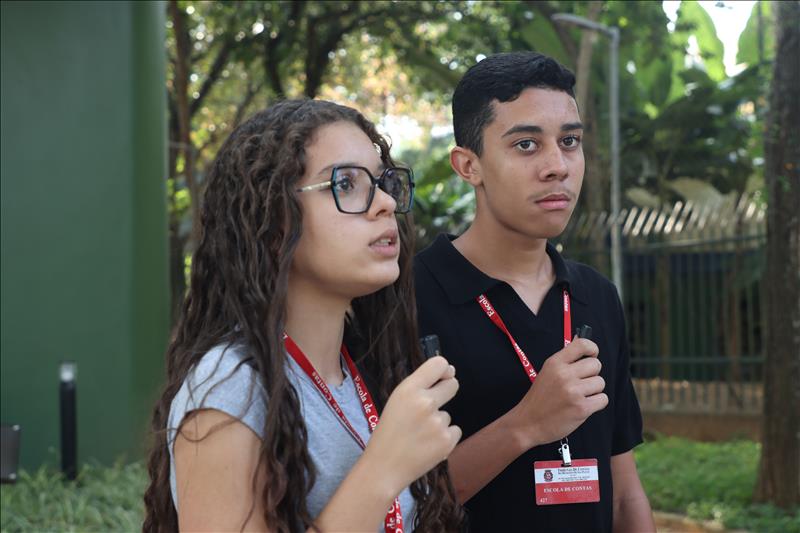 Thayme de Suelen, uma das participantes da dinâmica e 
o estudante Renan, satisfeito com o que viu no DataSP