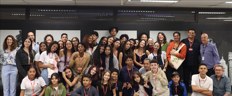 Alunos e alunas da EMEF Virgílio de Melo Franco em visita ao Plenário do TCMSP